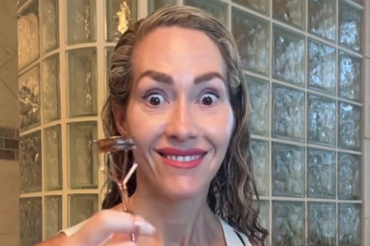 Aos 42, mulher viraliza ao mostrar rotina de maquiagem com Parkinson