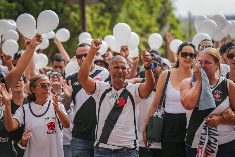 “Até breve, meu filho”, diz pai em enterro de vascaíno morto por flamenguistas