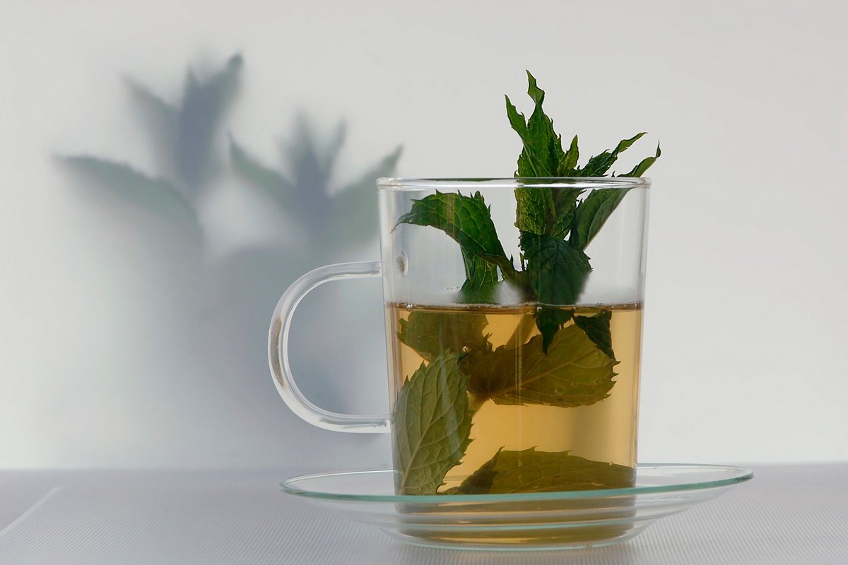 Chá anti-inflamatório alivia problemas digestivos e melhora microbiota