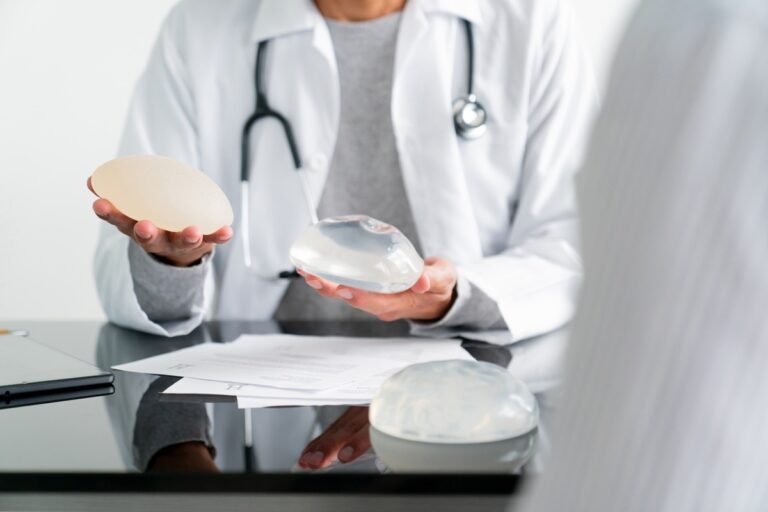Colocar prótese de silicone nos seios é seguro? Médicos explicam