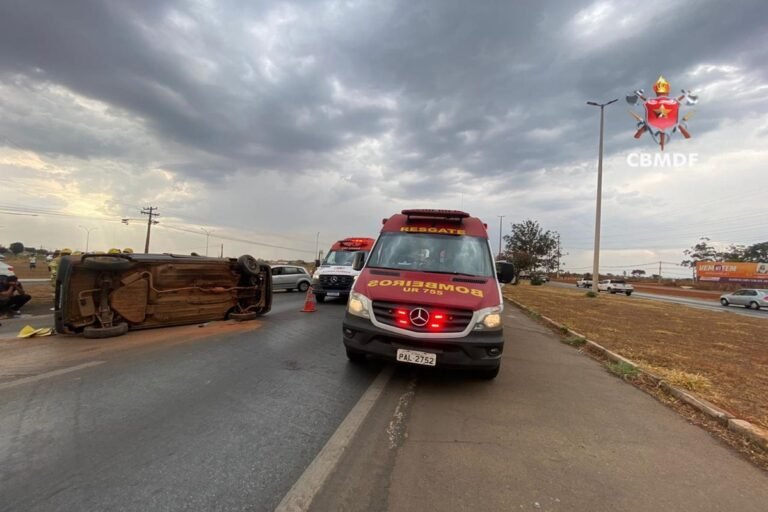 Criança de 8 anos morre após carro tombar, na BR-040