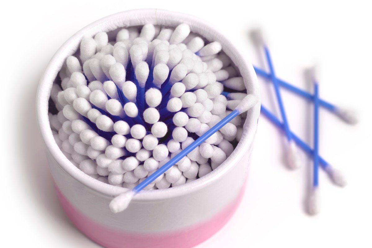 Entenda os riscos de usar cotonete e como cuidar da saúde do ouvido