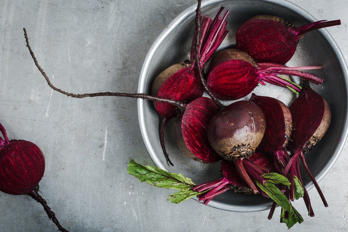 Folhas da beterraba são aliadas do intestino, diz pesquisa brasileira
