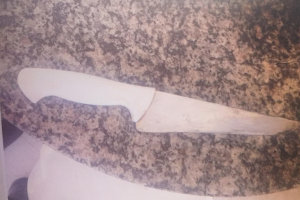 Homem é preso após ameaçar a mãe com faca e furar pneus do carro dela