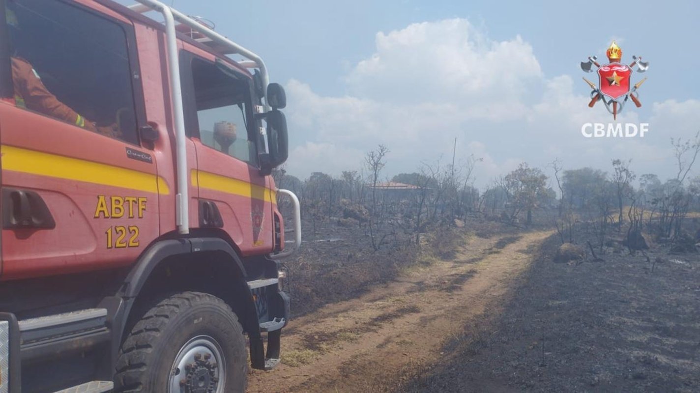 Incêndio florestal devasta área de Cerrado no Lago Oeste