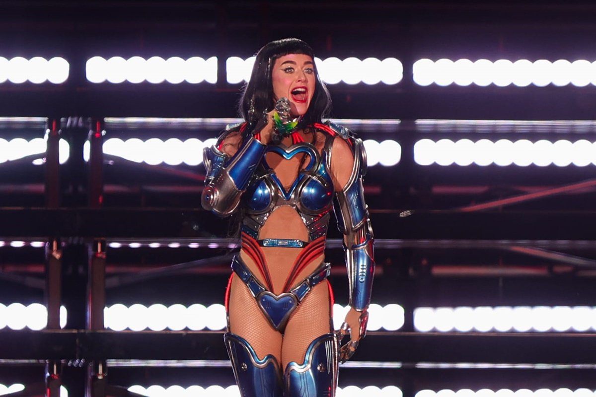 Katy Perry em Brasília tem meme, fã no palco e camisa da Seleção; veja