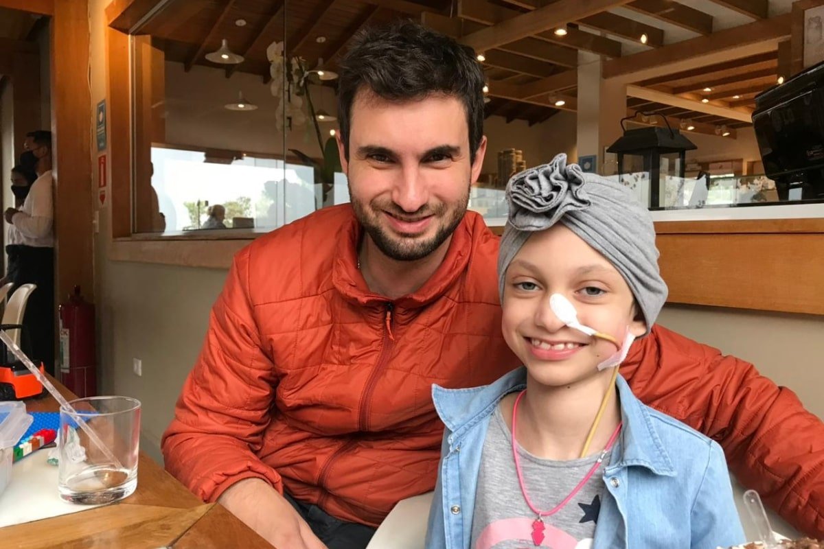 Menina morre de câncer após ter sintomas confundidos com escoliose