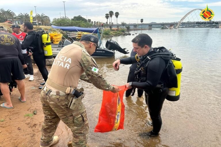 Polícia Militar do DF retira 250 kg de lixo do Lago Paranoá