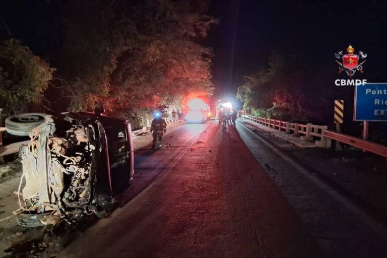 Quatro pessoas ficam feridas após carro bater e capotar no DF. Veja