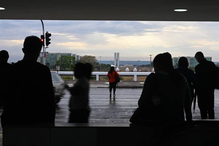 “Tira casaco, bota casaco”: chuva traz alívio ao DF após onda de calor
