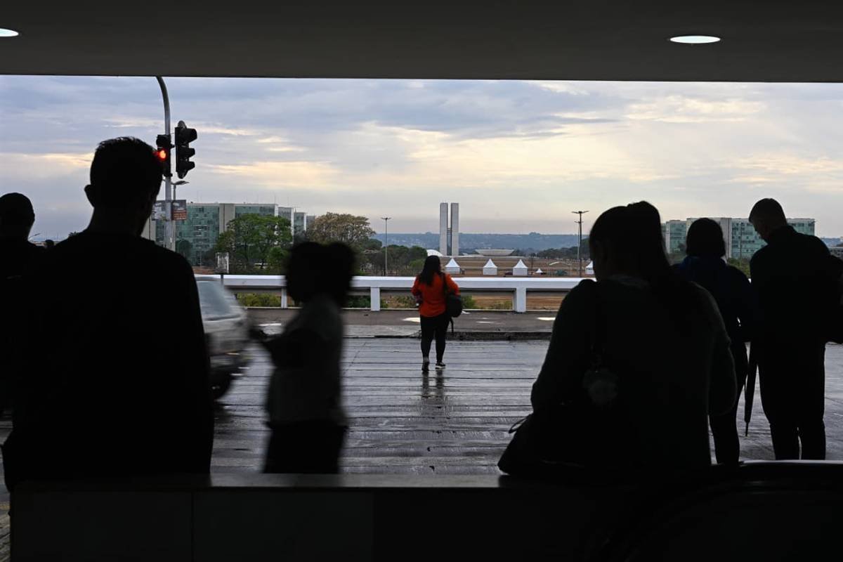 “Tira casaco, bota casaco”: chuva traz alívio ao DF após onda de calor