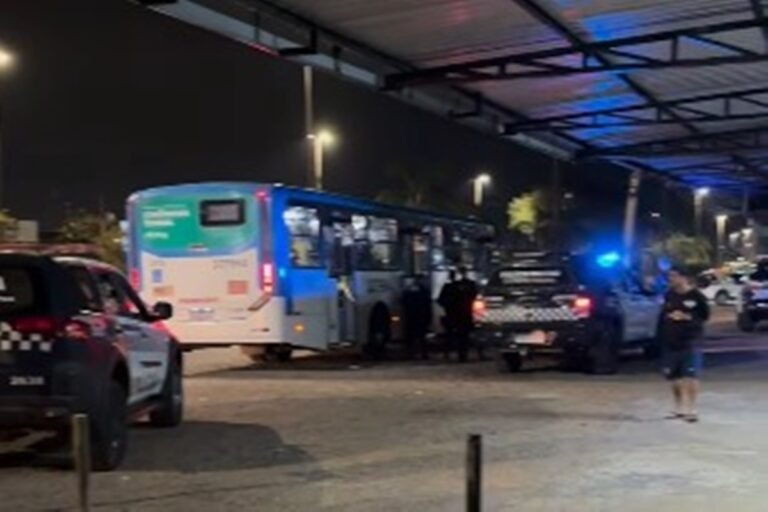 Vascaíno é esfaqueado por torcedores do Flamengo dentro de ônibus no DF