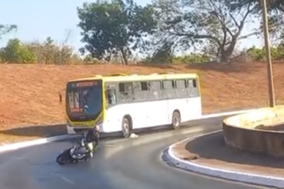 Vídeo: derramamento de óleo faz motociclistas caírem perto da Ponte JK