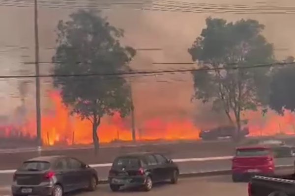 Vídeo: incêndio se aproxima de casas no DF e deixa moradores em pânico