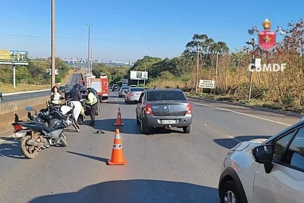Vídeo: motociclista é arremessado após atingir traseira de carro no DF