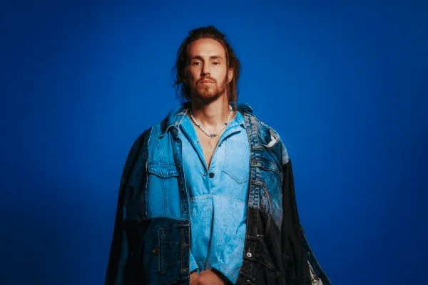 Vitor Kley fará show intimista ao vivo na Rádio Metrópoles