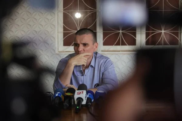 113 Sul: vizinhos festejam liberdade de Mairlon com choro e emoção