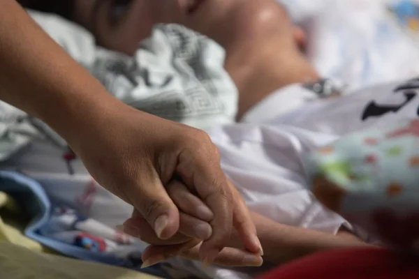 A luta da mãe de gêmeos com doença terminal: “Sem amor, não se vive”