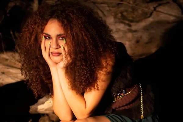 Artista trans cria música eletrônica dentro de armário: “Fome é inspiração”
