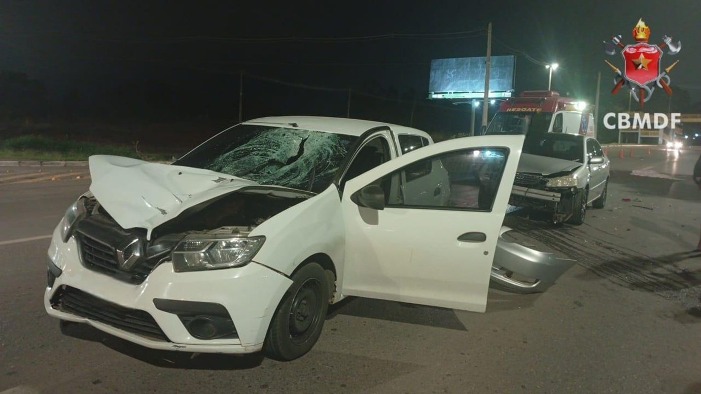 Atropelamento na EPNB termina com pedestre morto e batida entre carros