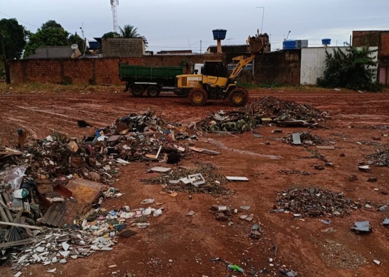 Ceilândia intensifica limpeza e remove entulho acumulado para evitar alagamentos