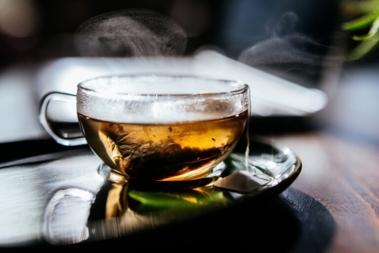 Chá anti-inflamatório ajuda a aliviar estresse e cólicas menstruais