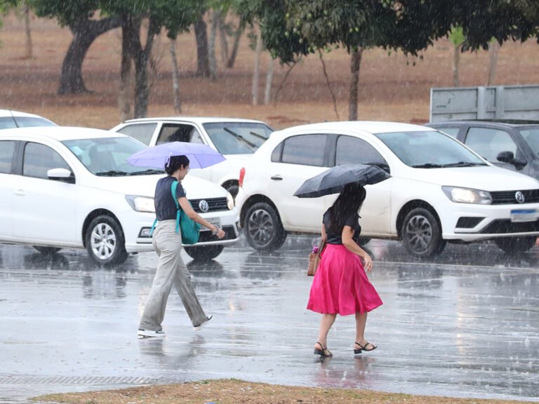 DF terá pancadas de chuva rápidas, calor intenso e alerta para ar seco
