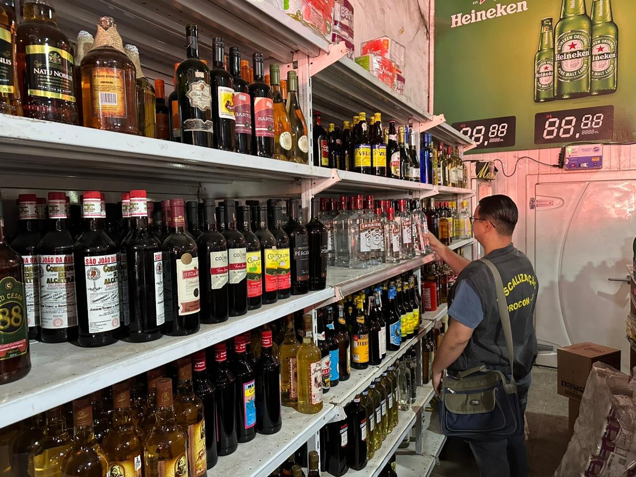 Distribuidoras de bebidas do DF são flagradas com produtos irregulares