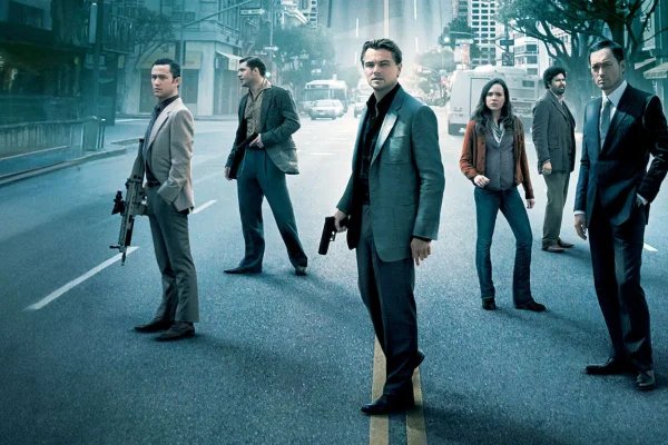 Elliot Page celebra novo filme com Christopher Nolan após transição