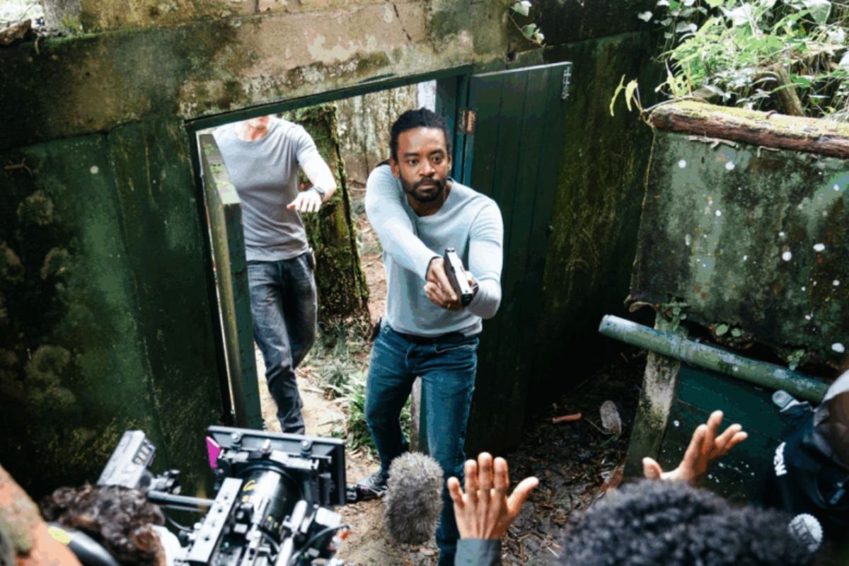 Fabrício Boliveira expõe dilema de policiais negros em nova série