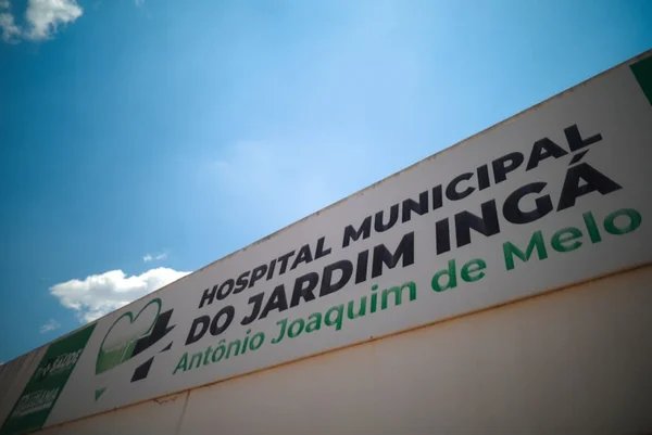 Há 3 meses em hospital, menina autista vira xodó dos funcionários