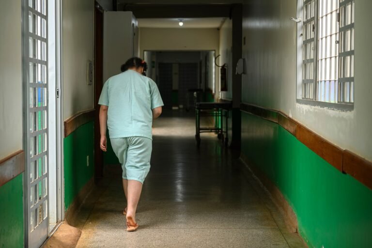 Hospital onde mora autista abandonada se prepara para dar adeus à menina