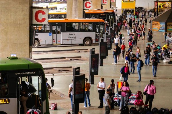 IBGE: 77% dos trabalhadores que usam ônibus passam até 2h em trânsito