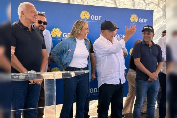 Ibaneis entrega 40 ônibus em Planaltina e fala em duplicação da DF-128