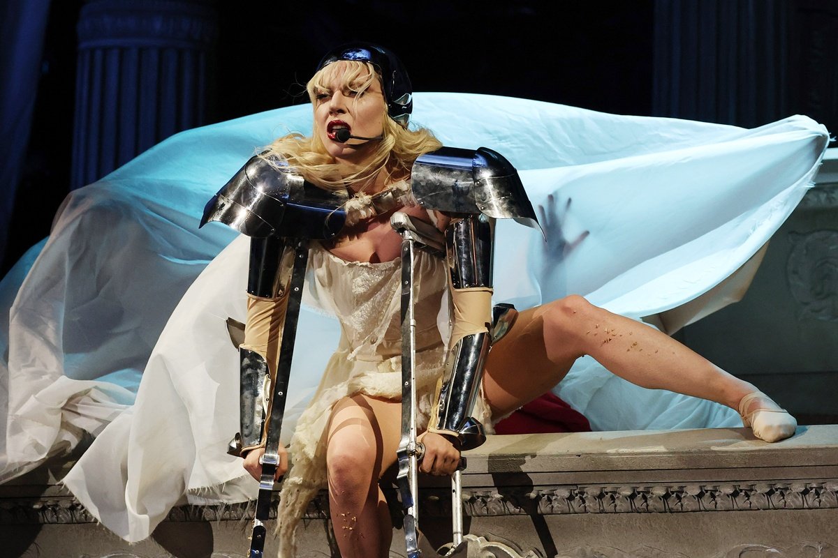 Lady Gaga faz pacto com fãs em show em Londres