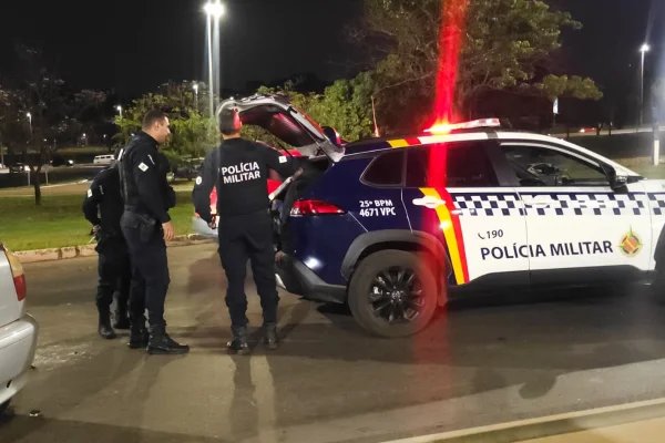 Motorista bêbado é detido após perder controle do carro e bater no DF