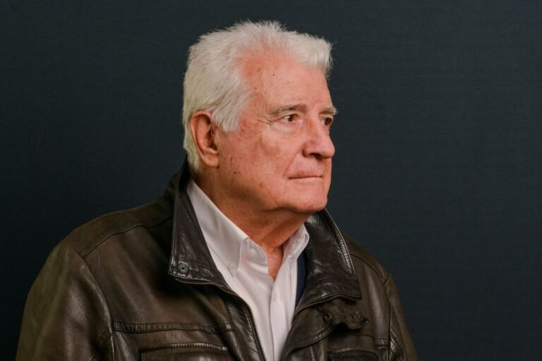 "Nunca me imaginei sob risco de ter câncer de mama", diz pai de modelo