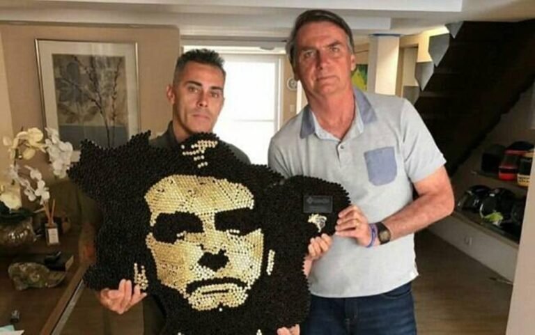PM compra quadro de artista que fez escultura de Bolsonaro com cartuchos