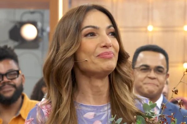 Patrícia Poeta recebe de presente objeto raro de Hebe Camargo