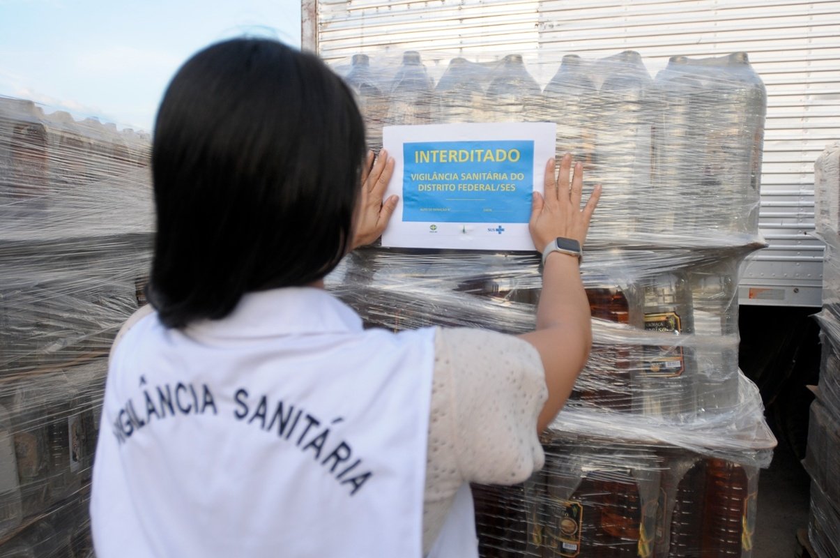Vigilância Sanitária apreende 8 mil litros de bebidas irregulares