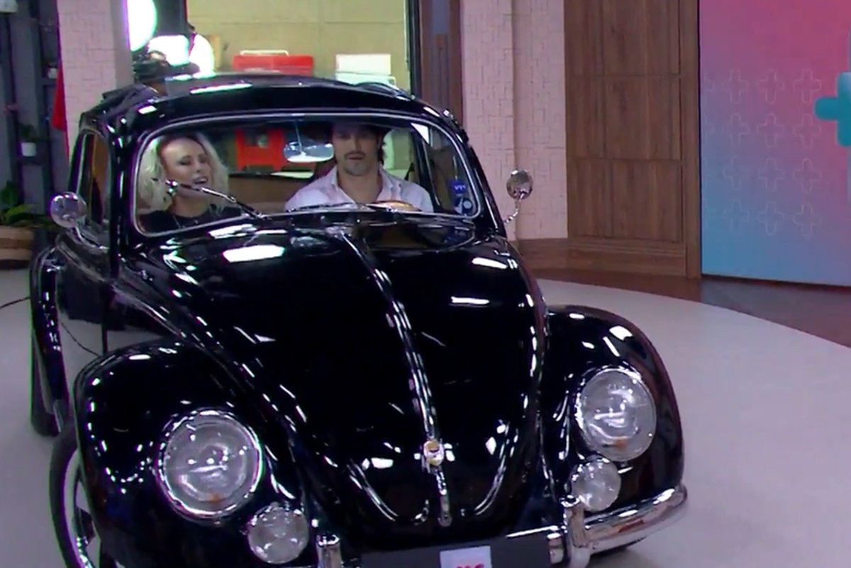 Ana Maria Braga "passeia" de Fusca ao vivo no estúdio do Mais Você