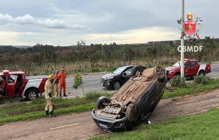 Carro capota em rodovia do DF e motorista sobrevive
