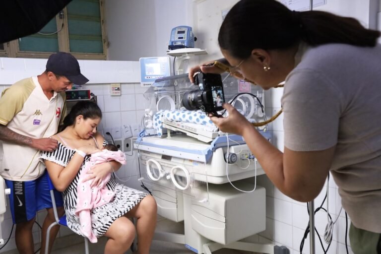 Hospital fotografa bebês prematuros em campanha de conscientização