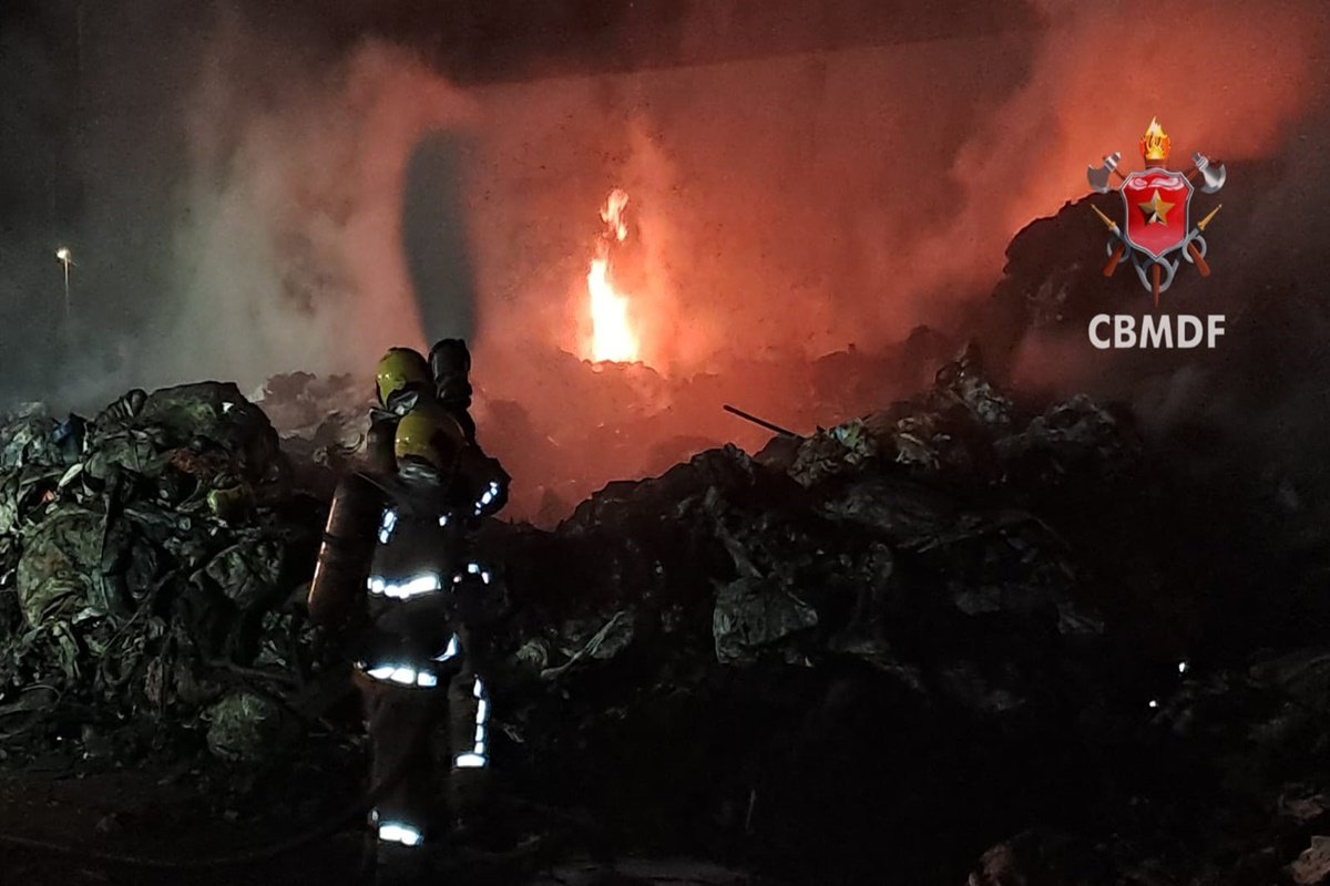Incêndio em depósito de Ceilândia levou 8 horas para ser controlado