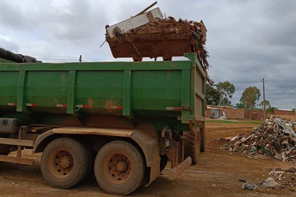 Lixo, entulho e até bichos mortos são retirados das margens de rodovia