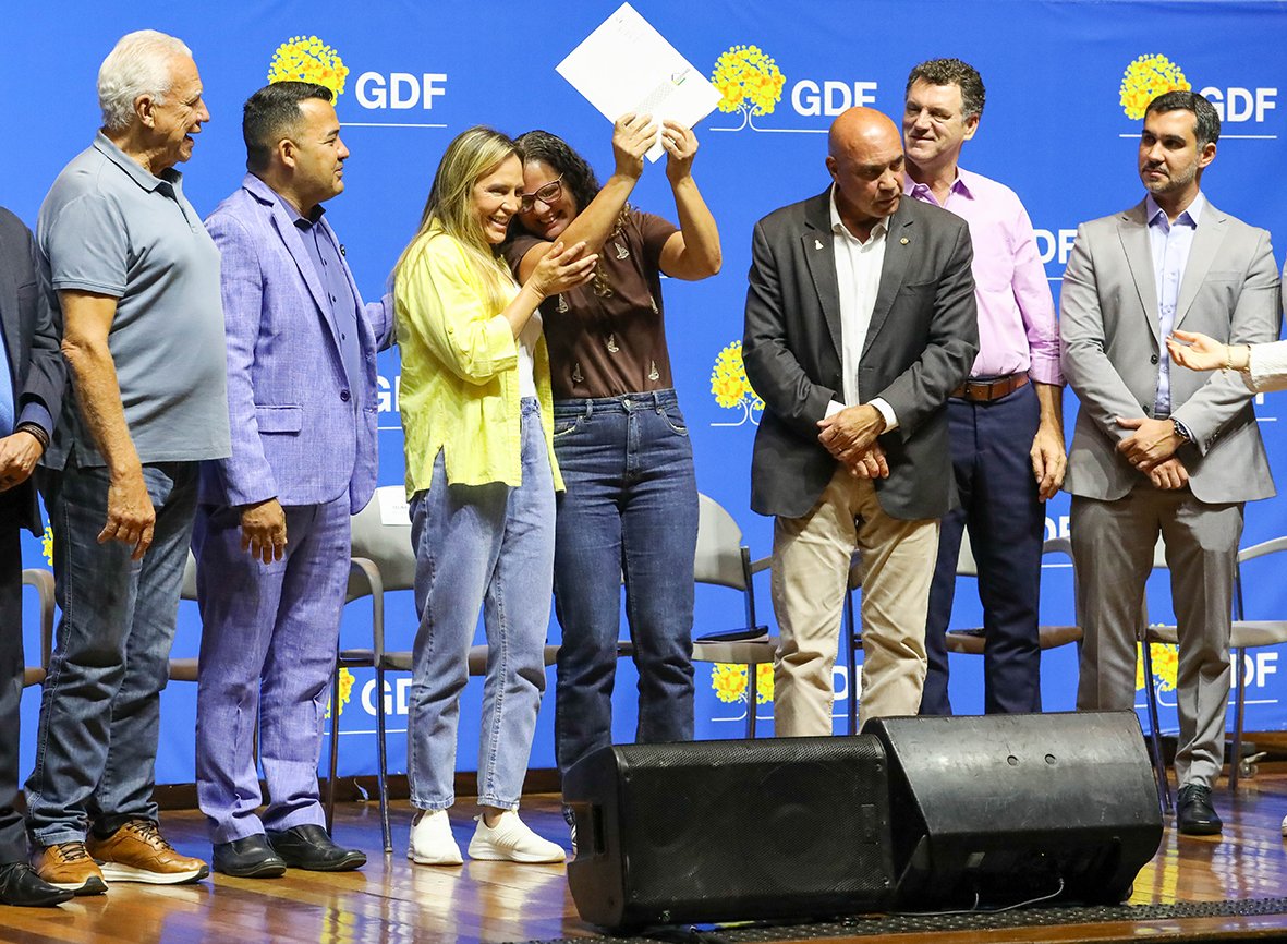 Mais de mil imóveis do DF têm escrituras entregues pelo governo