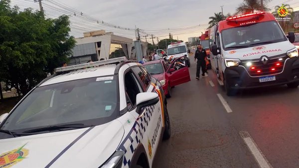 Mulher entra em trabalho de parto e dá à luz em via do DF
