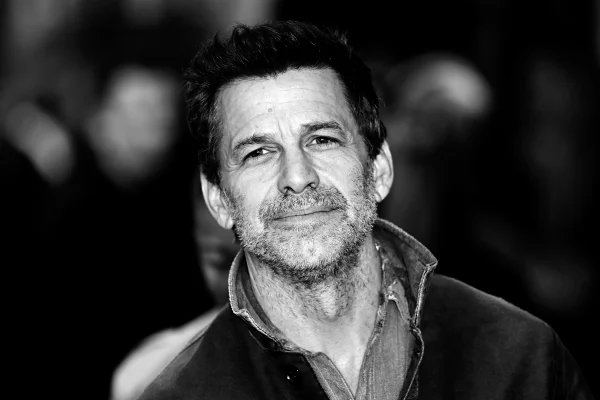 Netflix cancela projetos de Zack Snyder após série de fracassos