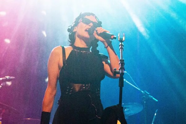 Patrícia Marx se renova em estreia politizada e cheia de sucessos