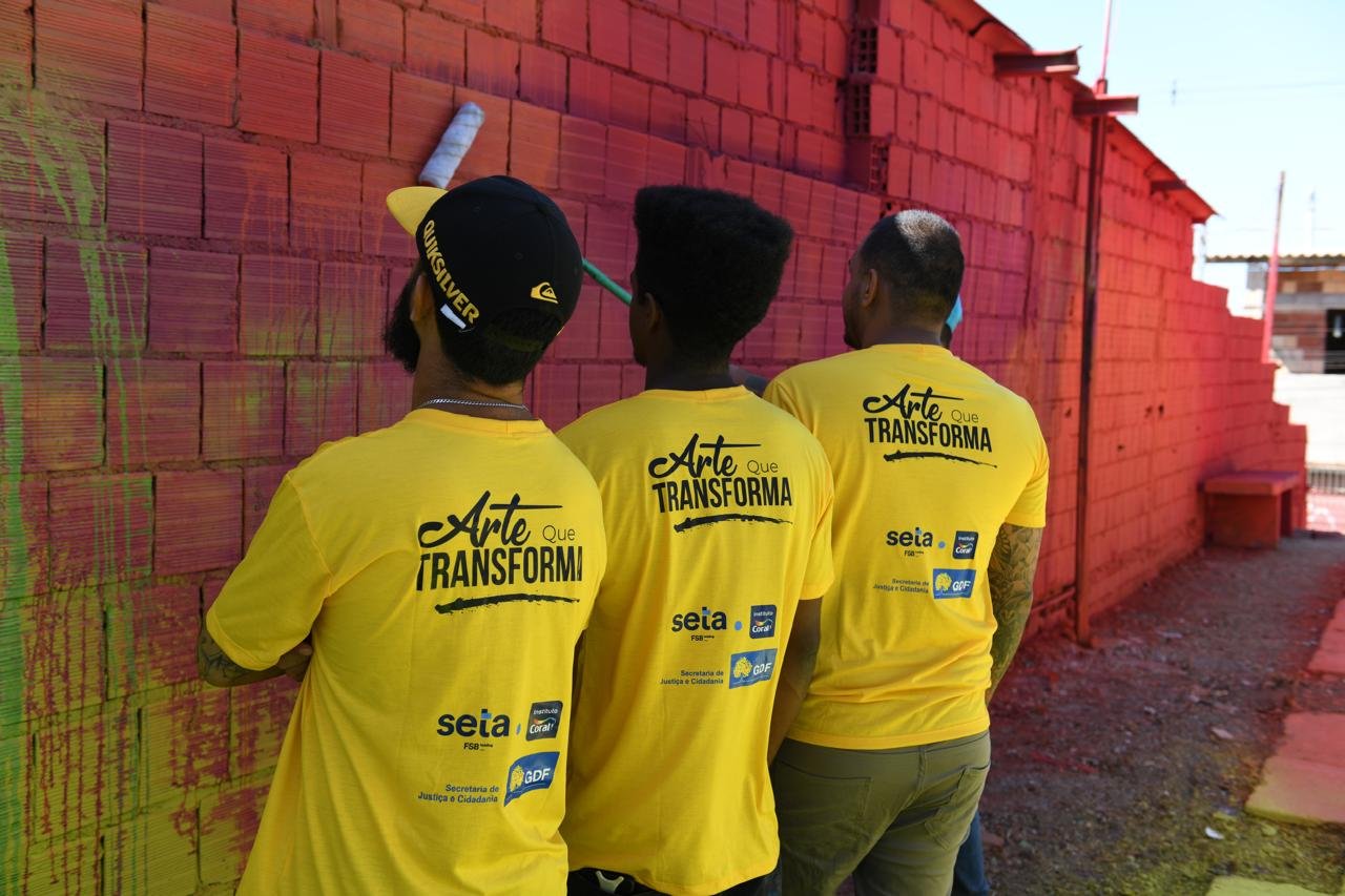Projeto “Arte que Transforma” revitaliza quadra e mais de cem casas no Sol Nascente